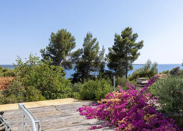 Διαμέρισμα With Parking Space Zavala, Hvar - 8710 *